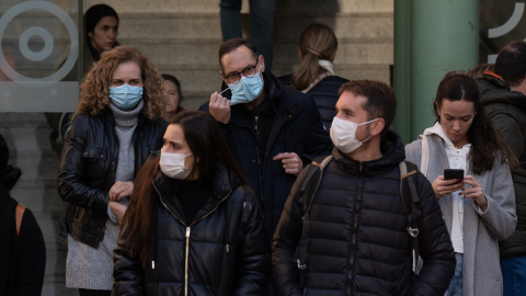 Varias personas con mascarillas, en el Hospital Clínic de Barcelona, a 8 de enero de 2024, en Barcelona, Catalunya (España).