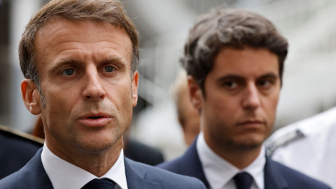 El recién nombrado primer ministro francés, Gabriel Attal, observa al presidente Emmanuel Macron durante una rueda de prensa en Arras, noreste de Francia, a 13 de octubre de 2023.