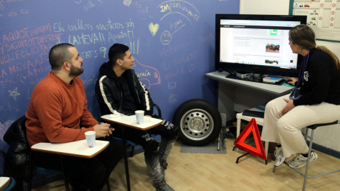 Alumnes d'una autoescola practiquen amb un test online en català