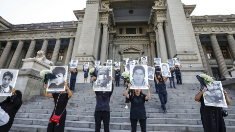 Activistas de 'Artistas contra la dictadura' realizaron este martes en Lima un acto en memoria de las víctimas de la masacre de Juliaca, al cumplirse un año de la violencia estatal.