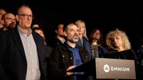 10/04/2024 - Oleguer Serra intervé en un acte d'Òmnium Cultural a Perpinyà, al costat de Xavier Antich i Mònica Terribas.