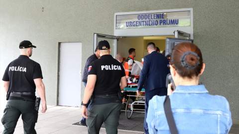 El primer ministro de Eslovaquia, Robert Fico, a su llegada al hospital tras ser tiroteado en Banska Bystrica, a 15 de mayo de 2024.