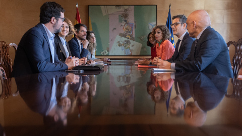 Integrantes del PSOE y Sumar, reunidos este jueves en el Congreso.