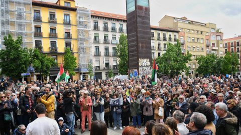 Cientos de personas durante una manifestación para exigir el alto al fuego en Gaza, en la Plaza del Museo Reina Sofía