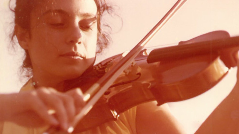 16/5/24 Luísa Villalta tocando o violín.