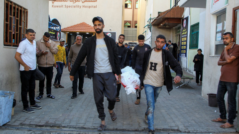 Palestinos llevan el cuerpo de un asesinado por un ataque israelí, durante un funeral en Rafah, a 16 de mayo 2024.