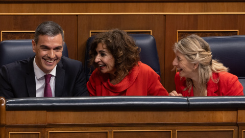 El presidente del Gobierno, Pedro Sánchez; la vicepresidenta primera y ministra de Hacienda, María Jesús Montero y la vicepresidenta segunda y ministra de Trabajo, Yolanda Díaz, durante una sesión plenaria, en el Congreso de los Diputados, a 10 de ab