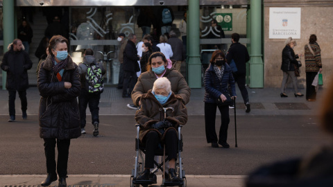 Varias personas con mascarillas en el Hospital Clínic de Barcelona, a 8 de enero de 2024.