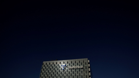 Logo de Telefónica en su sede corporativa en la zona norte de Madrid. — Susana Vera / REUTERS