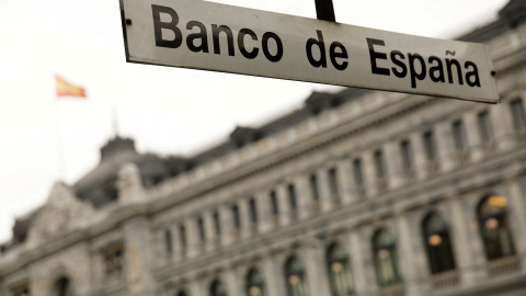 Cartel en la entrada a la estación de metro de Banco de España, frente a la sede de la institución, en Madrid. REUTERS/Juan Medina