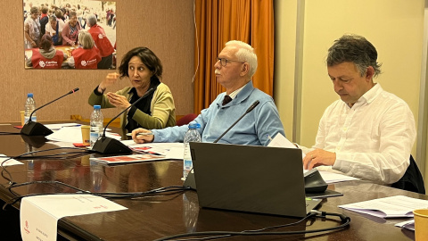 El president de Càritas Catalunya, Francesc Roig (centre), amb la representant de les empreses d'inserció laboral de l'ens, Alba Coma, i el director de Càritas Diocesana de Lleida, Rafael Allepuz, en una roda de premsa a la seu de l'entitat