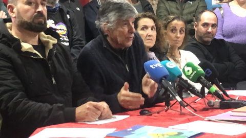 Representantes de los colectivos mariscadores, pescadoras, ecologistas y voluntarios, ayer en Carril (Pontevedra)