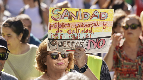 Manifestación de Marea Blanca para exigir mejoras en la atención primaria bajo el lema 'Nos roban la sanidad, nos quitan la vida' en octubre de 2023. Imagen de archivo.