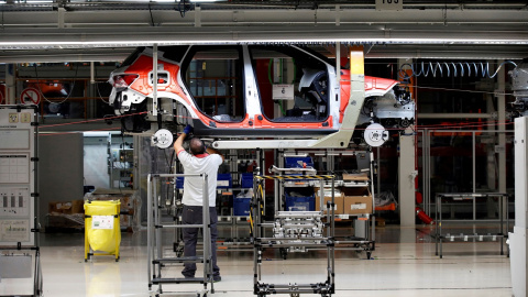 Un trabajador en la línea de montaje de la factoría de Seat en Martorell (Barcelona). REUTERS/Albert Gea