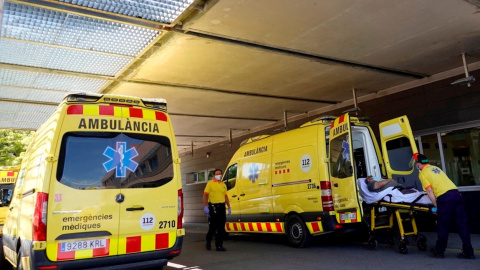 Técnicos sanitarios transportan a un enfermo en la entrada de urgencias del hospital Arnau de Vilanova de Lleida.