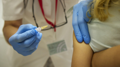 Foto de archivo de una niña poniéndose la vacuna de la gripe, a 17 de octubre de 2022, en Sevilla.