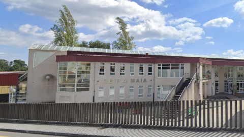 CEIP A Maía, en Ames (A Coruña), afectado por el cierre de aulas anunciado por la Xunta este mes.