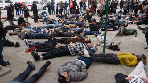 Imatge d'alguns dels participants en l'acció que s'ha fet aquest dilluns a la Selva de Mar per protestar contra els atacs israelians a Gaza.