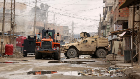 Soldados estadounidenses acompañados por miembros de las Fuerzas Democráticas Sirias (SDF) se reúnen en el barrio de Ghwayran en la ciudad de Hasakeh, en el noreste de Siria, el 29 de enero de 2022.