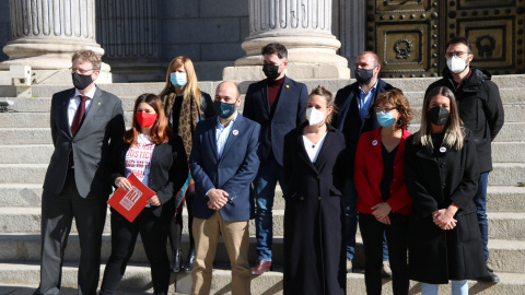 Representants d'ERC, JxCat, PDeCAT, la CUP, Òmnium Cultural i Amnistia i Llibertat davant del Congrés en la presentació de la llei d'amnistia, el 16 de març de 2021.