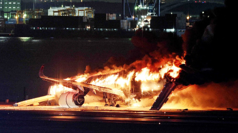 Imagen del avión envuelto en llamas al aterrizar en el Aeropuerto de Haneda, Tokio.