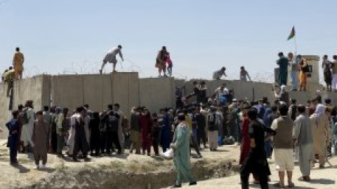 El caos hace casi imposible el acceso a los vuelos de evacuación en Kabul