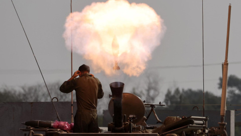 Soldados israelíes disparan fuego de mortero en una zona cercana a la frontera con la Franja de Gaza, a 1 de enero de 2024.