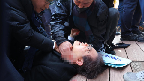 El líder de la oposición surcoreana Lee Jae-myung tras el ataque en Busan, a 2 de enero de 2024.