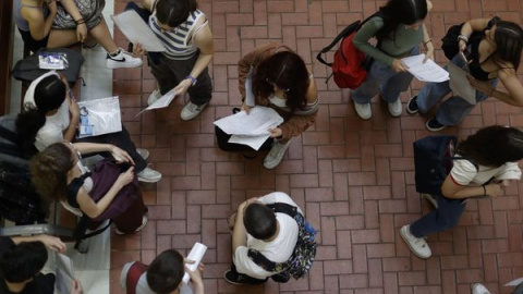 Varios estudiantes en la Universidad Pompeu Fabra.