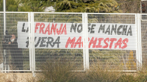 Vista de una pancarta que denuncia las declaraciones del entrenador, en el exterior de la Ciudad Deportiva Rayo Vallecano