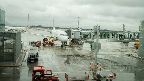 03/05/2024 Un avión aparcado en la pista en el aeropuerto de El Prat, en el Prat de Llobregat, Barcelona,  a 19 de enero de 2023.