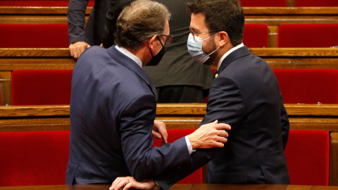 El conseller d'Economia i Hisenda, Jaume Giró, parla amb el president Aragonès al Parlament durant un ple .