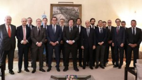 La polémica foto de la reunión de Milei con empresarios españoles: "Hoy han debido celebrar el Día del Hombre"