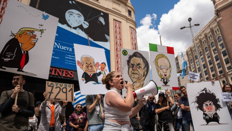 Varias personas protestan durante una manifestación contra la visita de Milei a España