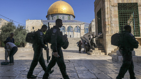 Varios miembros de las fuerzas de seguridad israelíes pasan cerca de la Mezquita de Aqsa, en la Ciudad Vieja de Jerusalén. AHMAD GHARABLI / AFP