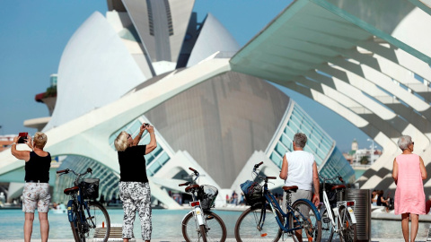 Cuatro turistas visitan la Ciudad de las Artes y de las Ciencias durante el puente del Pilar.