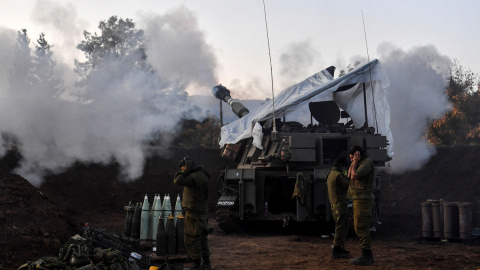 Una unidad móvil de artillería israelí dispara en la frontera entre Israel y el Líbano a 19 de diciembre de 2023