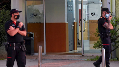 Agentes de la Ertzaintza establecen un dispositivo de seguridad tras un tiroteo en la Facultad de Ciencias y Tecnología de la UPV/EHU en Bizkaia.