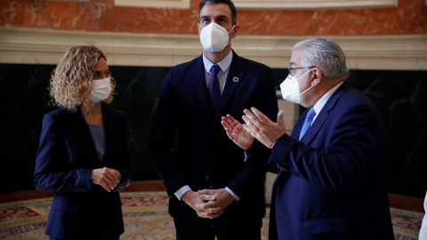 El presidente del Gobierno, Pedro Sánchez (c) conversa con la presidenta del Congreso Meritxell Batet (i) y el presidente del Tribunal Constitucional Juan José González Rivas (d) a su llegada a la ceremonia que se celebra, este martes, en el Congreso d