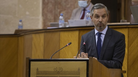 El consejero de Hacienda, Juan Bravo, durante su comparecencia en la primera jornada del Pleno del Parlamento andaluz. A 13 de octubre de 2021, en Sevilla (Andalucía, España).