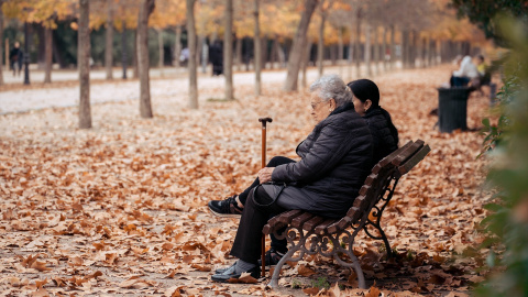 Una mujer anciana sentada en un banco, a 29 de diciembre de 2023.