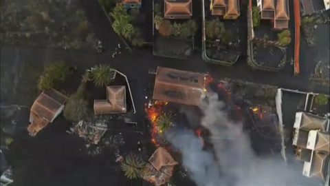 El volcán engulle nuevas viviendas en La Palma