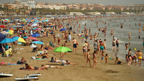 Foto de archivo de bañistas en la playa de la Malvarrosa, a 10 de agosto de 2023, en València.