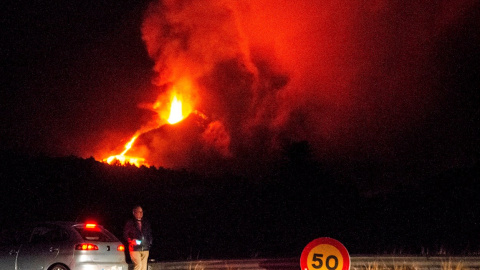 14/10/2021.- El plan especial de Emergencias Volcánicas de Canarias (PEVOLCA) ha ordenado esta noche la evacuación de un nuevo barrio del municipio de Los Llanos de Aridane en la isla de La Palma.