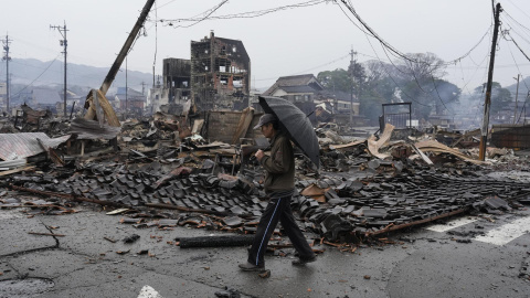 Un hombre camina junto a edificios destruidos tras el terremoto.