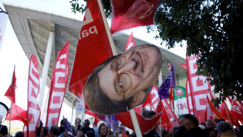 Una pancarta con una careta con la efigie del presidente de Caixabank, José Ignacio Goirigolzarri, en la protesta de los trabajadores del banco por el ERE, frente a la junta de accionistas de la entidad, en Valencia. EFE/ Biel Aliño