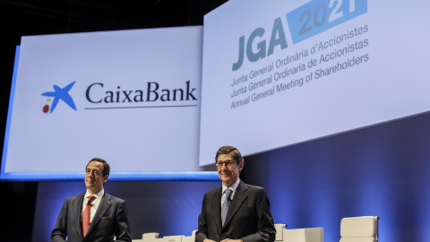 El presidente de Caixabank, José Ignacio Goirigolzarri (d), y el consejero delegado de la entidad, Gonzalo Gortázar (i), al comienzo de la junta de accionistas de la entidad, la primera tras la absorción de Bankia. E.P./Rober Solsona