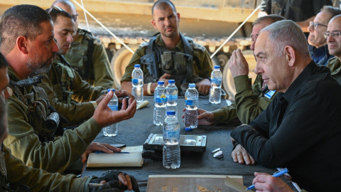 El primer ministro israelí, Benjamin Netanyahu, dialoga con soldados de su Ejército en la Franja de Gaza, a 16 de mayo de 2024.