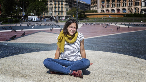 La ‘indignadas’ Anna Masqué vuelve a sentarse en la plaça de Catalunya.