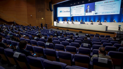 El presidente de CaixaBank, José Ignacio Goirigolzarri, durante su intervención en la junta de accionistas de la entidad, la primera desde que se hiciera efectiva la fusión con Bankia. EFE/ Biel Aliño